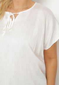 Born2be - Biała Bluzka z Wiskozą Wiązana przy Dekolcie Dovarelle. Okazja: na co dzień. Kolekcja: plus size. Kolor: biały. Materiał: wiskoza. Długość rękawa: krótki rękaw. Długość: krótkie. Styl: casual, elegancki #4