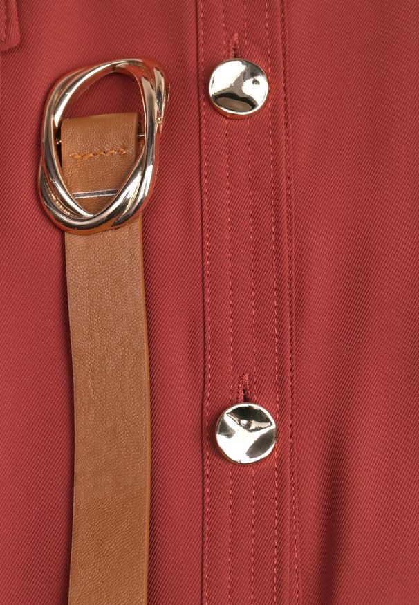 Renee - Bordowa Koszulowa Sukienka Ozdobiona Paskiem i Rękawem z Regulacją Esaviona. Okazja: na co dzień. Kolor: czerwony. Materiał: jeans. Wzór: aplikacja. Typ sukienki: koszulowe. Styl: casual, elegancki