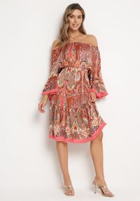 Born2be - Czerwona Sukienka Hiszpanka Ozdobiona Frędzlami o Rozkloszowanym Fasonie w Print Paisley Allnight. Okazja: na co dzień. Typ kołnierza: dekolt hiszpanka. Kolor: czerwony. Wzór: aplikacja, nadruk, paisley. Typ sukienki: proste. Styl: casual, elegancki