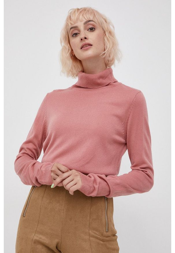 Brave Soul Sweter damski kolor różowy z golfem. Okazja: na co dzień. Typ kołnierza: golf. Kolor: różowy. Długość rękawa: długi rękaw. Długość: długie. Styl: casual