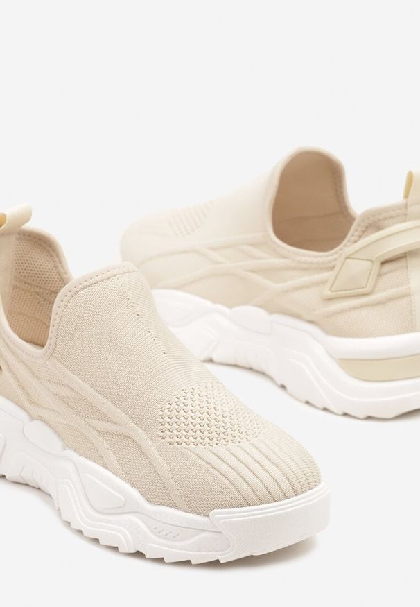 Born2be - Beżowe Wsuwane Buty Sportowe Sneakersy z Siateczki z Tłoczeniami Nusellia. Okazja: na co dzień. Zapięcie: bez zapięcia. Kolor: beżowy. Materiał: materiał, jeans. Obcas: na płaskiej podeszwie