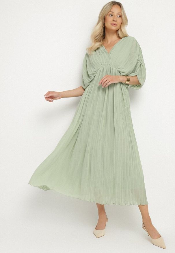 Born2be - Zielona Sukienka Rozkloszowana z Wiązaniem na Szyi o Luźnym Kroju Napila. Okazja: na co dzień. Typ kołnierza: dekolt w kształcie V. Kolor: zielony. Styl: elegancki, casual, klasyczny
