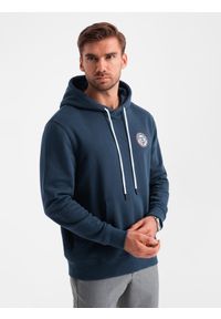 Ombre Clothing - Męska dresowa bluza kangurka z kapturem i naszywką w stylu college – granatowa V2 OM-SSNZ-0144 - XXL. Okazja: na co dzień. Typ kołnierza: kaptur. Kolor: niebieski. Materiał: dresówka. Wzór: aplikacja. Styl: klasyczny, elegancki, sportowy, casual #6
