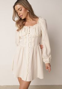 Born2be - Jasnobeżowa Sukienka Hiszpanka Vices z Gorsetową Talią i Bufiastymi Rękawami Resana. Okazja: na co dzień. Typ kołnierza: dekolt gorset, dekolt hiszpanka. Kolor: beżowy. Materiał: bawełna. Typ sukienki: gorsetowe. Styl: casual #1