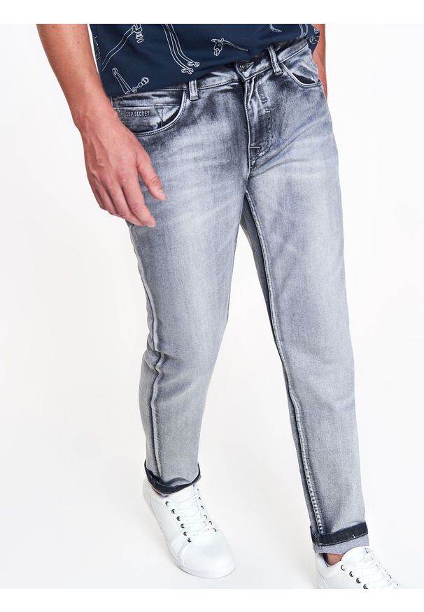 TOP SECRET - Spodnie męskie jeansowe o dopasowanym kroju z przetarciami. Okazja: na co dzień. Kolor: szary. Materiał: jeans. Sezon: zima, jesień. Styl: casual