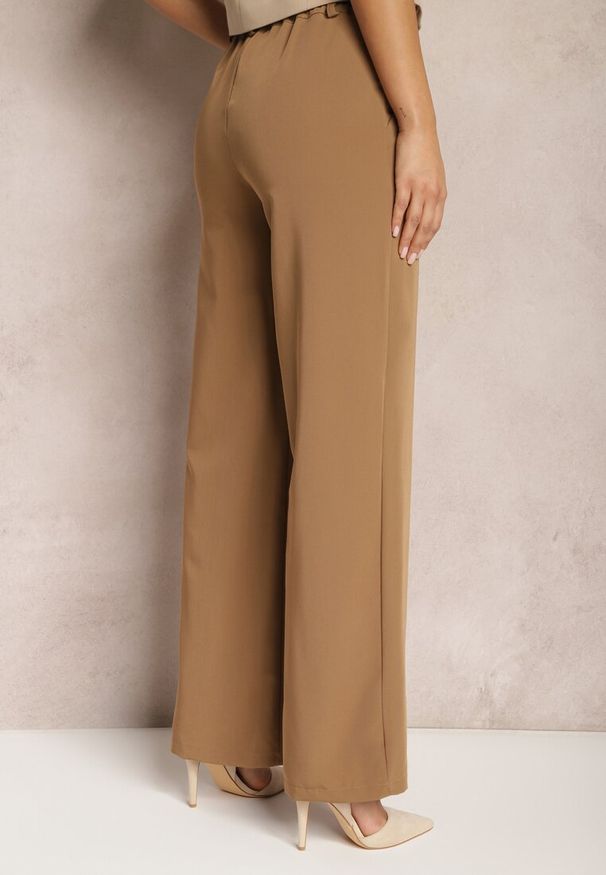 Renee - Jasnobrązowe Szerokie Spodnie High Waist z Gumką w Pasie Eternel. Okazja: na spotkanie biznesowe. Stan: podwyższony. Kolor: brązowy. Materiał: jedwab. Styl: biznesowy, elegancki