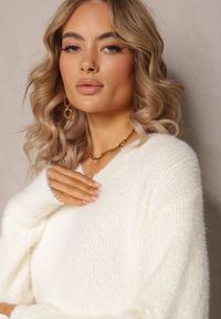 Renee - Jasnobeżowy Sweter z Puchatej Dzianiny z Dekoltem V Phimys. Kolor: beżowy. Materiał: dzianina. Sezon: jesień, zima #3