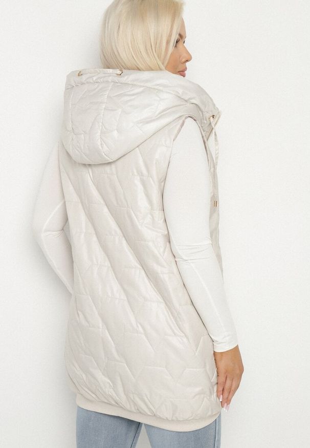 Born2be - Jasnoszara Kamizelka Pikowana z Kapturem i Ściągaczami Kolavira. Okazja: na co dzień. Typ kołnierza: kaptur. Kolekcja: plus size. Kolor: szary. Materiał: jeans. Styl: klasyczny, elegancki, casual