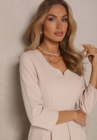Renee - Beżowa Sukienka o Rozkloszowanym Kroju z Rękawem Długości 3/4 Nomini. Okazja: na spotkanie biznesowe. Kolor: beżowy. Materiał: skóra. Typ sukienki: rozkloszowane. Styl: klasyczny, biznesowy #5