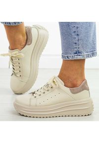 Beżowe skórzane sneakersy damskie na platformie Filippo Dp6739/25. Okazja: na co dzień, na spacer. Nosek buta: okrągły. Kolor: beżowy. Materiał: skóra. Szerokość cholewki: normalna. Sezon: wiosna, jesień, lato. Obcas: na platformie. Sport: turystyka piesza