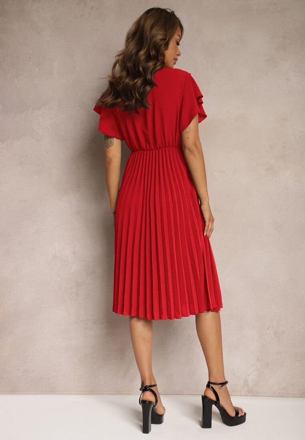 Renee - Czerwona Rozkloszowana Sukienka z Plisami i Dekoltem w V Rissari. Typ kołnierza: dekolt w kształcie V. Kolor: czerwony. Materiał: skóra, tkanina. Długość rękawa: krótki rękaw. Sezon: lato