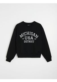 Sinsay - Dresowa bluza crewneck z napisem - czarny. Kolor: czarny. Materiał: dresówka. Wzór: napisy #1