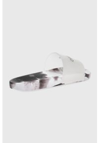 Calvin Klein klapki damskie kolor biały. Kolor: biały. Materiał: guma. Wzór: nadruk