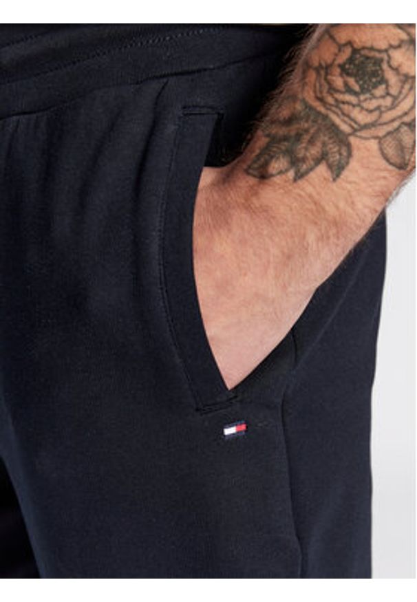 TOMMY HILFIGER - Tommy Hilfiger Spodnie dresowe 1985 MW0MW24521 Granatowy Relaxed Fit. Kolor: niebieski. Materiał: bawełna, dresówka