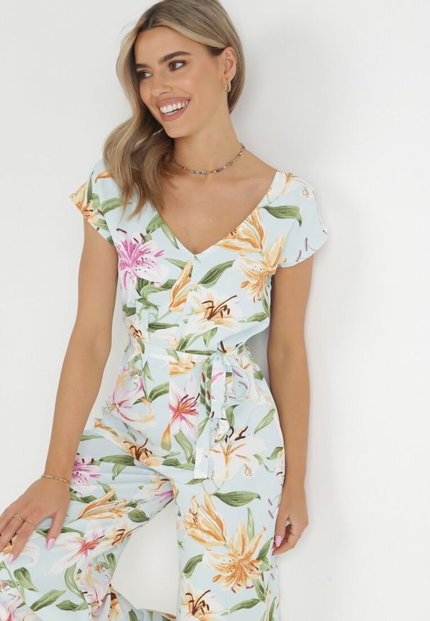 Born2be - Jasnoniebieski Kombinezon Arola. Kolor: niebieski. Materiał: tkanina, materiał. Długość rękawa: na ramiączkach. Długość: długie. Wzór: aplikacja