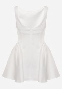 Renee - Biała Rozkloszowana Sukienka o Eleganckim Kroju Podkreślającym Talię Aikamna. Kolor: biały. Styl: elegancki #3