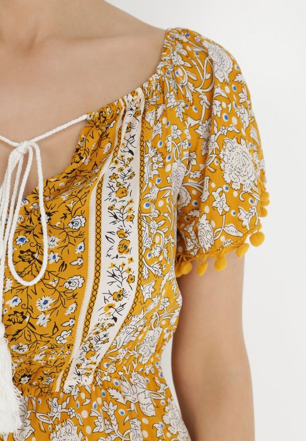 Born2be - Żółty Kombinezon Hesonia. Kolor: żółty. Długość rękawa: krótki rękaw. Długość: krótkie. Wzór: ażurowy, aplikacja, kwiaty. Styl: wakacyjny, boho