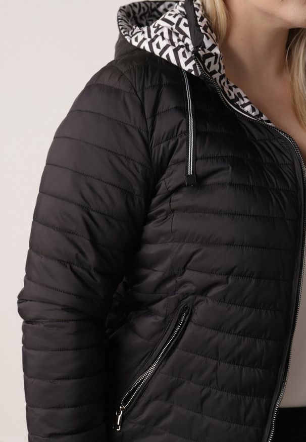 Born2be - Czarna Dwustronna Kurtka Pikowana z Kapturem Zidila. Okazja: na spacer, na co dzień. Typ kołnierza: kaptur. Kolekcja: plus size. Kolor: czarny. Materiał: jeans. Wzór: geometria. Styl: casual, sportowy