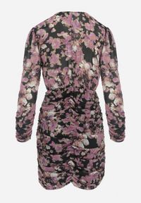 Born2be - Ciemnoróżowa Kopertowa Sukienka w Kwiaty Mini o Dopasowanym Kroju Sefexa. Typ kołnierza: dekolt kopertowy. Kolor: różowy. Wzór: kwiaty. Typ sukienki: kopertowe. Długość: mini #4