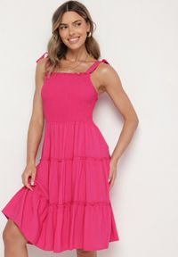 Born2be - Fuksjowa Rozkloszowana Sukienka z Wiskozą na Wiązanych Ramiączkach Aralisse. Okazja: na co dzień. Typ kołnierza: dekolt kwadratowy. Kolor: różowy. Materiał: wiskoza. Długość rękawa: na ramiączkach. Typ sukienki: rozkloszowane. Styl: klasyczny, casual #1