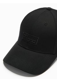 Ombre Clothing - Czapka męska bejsbolówka z daszkiem i prostokątną naszywką – czarna V1. Kolor: czarny. Materiał: bawełna. Wzór: aplikacja. Styl: klasyczny, sportowy, casual, elegancki