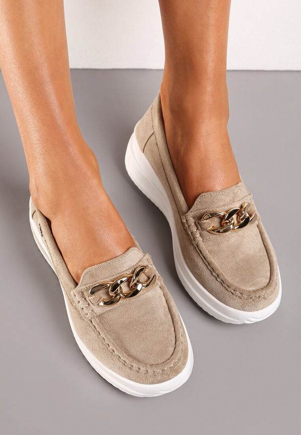 Renee - Ciemnobeżowe Mokasyny z Łańcuszkiem na Wysokiej Platformie Iracana. Okazja: na co dzień. Kolor: beżowy. Sezon: wiosna, jesień. Obcas: na platformie. Styl: casual, elegancki