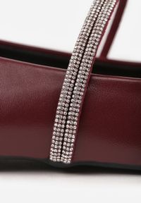 Renee - Bordowe Balerinki w Stylu Mary Jane z Paskiem z Cyrkoniami Cireris. Okazja: na imprezę. Zapięcie: pasek. Kolor: czerwony. Materiał: jeans. Styl: elegancki, klasyczny #6