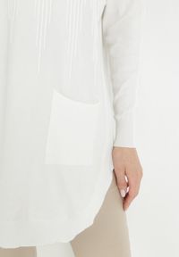 Born2be - Biały Długi Sweter z Kieszeniami Mauvi. Kolor: biały. Materiał: dzianina. Długość rękawa: długi rękaw. Długość: długie. Wzór: prążki #2