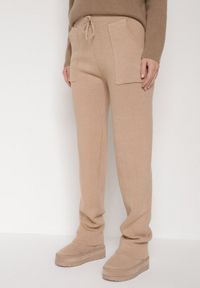 Born2be - Ciemnobeżowe Sweterkowe Spodnie z Wełną z Ozdobnymi Kieszeniami Monilana. Okazja: na co dzień. Kolor: beżowy. Materiał: wełna. Styl: casual #1