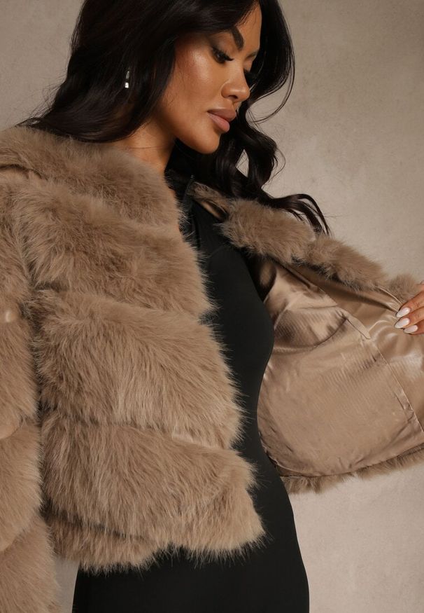 Renee - Ciemnobeżowa Futrzana Kurtka o Krótkim Kroju Zapinana na Haftki Alorith. Okazja: na co dzień. Kolor: beżowy. Materiał: futro. Długość: krótkie. Styl: casual, elegancki