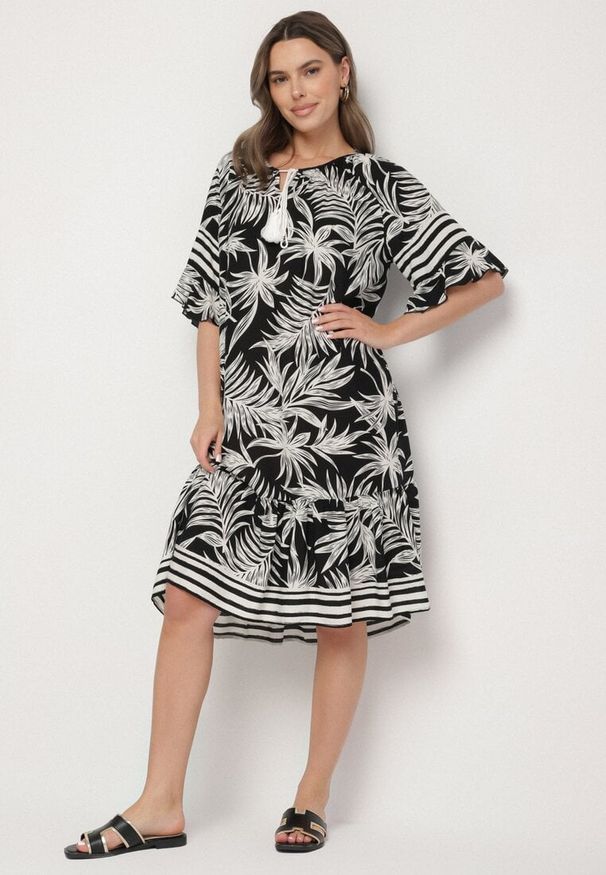 Born2be - Czarna Sukienka o Pudełkowym Kroju z Wiązaniem przy Dekolcie w Roślinny Wzór Mirionela. Kolor: czarny. Długość rękawa: krótki rękaw