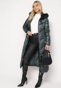 Born2be - Ciemnozielona Pikowana Kurtka Maxi Płaszcz z Ozdobnym Marszczeniem i Futerkiem Estenous. Okazja: na co dzień. Kolor: niebieski. Materiał: futro. Wzór: aplikacja. Sezon: zima. Styl: casual, elegancki, klasyczny #3