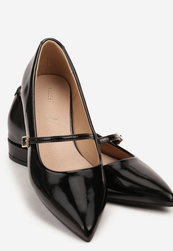 Renee - Czarne Balerinki Lakierowane Vices z Wkładką ze Skóry Naturalnej Ozdobione Paskiem Tikkie. Zapięcie: pasek. Kolor: czarny. Materiał: skóra, lakier. Wzór: aplikacja. Styl: klasyczny