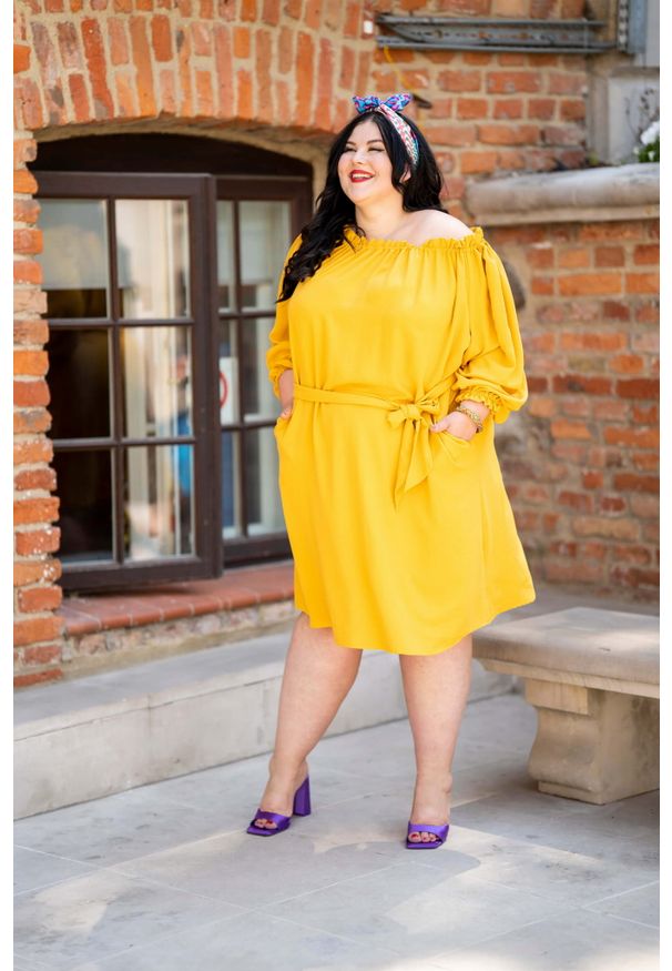 Moda Size Plus Iwanek - Musztardowa sukienka hiszpanka na lato PLUS SIZE. Typ kołnierza: dekolt hiszpanka. Kolekcja: plus size. Kolor: żółty. Materiał: tkanina, włókno, poliester, wiskoza. Sezon: lato. Typ sukienki: dla puszystych. Styl: elegancki