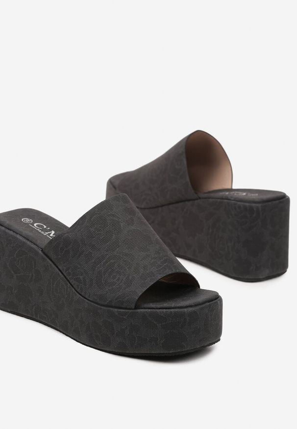 Born2be - Czarne Klapki na Koturnie Zdobione Panterkowym Tłoczeniem Xovianne. Okazja: na co dzień. Kolor: czarny. Materiał: jeans. Wzór: aplikacja. Sezon: lato. Obcas: na koturnie. Styl: klasyczny, elegancki, casual