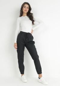 Born2be - Czarne Spodnie Dresowe Joggery High Waist Azelo. Stan: podwyższony. Kolor: czarny. Materiał: dresówka #4