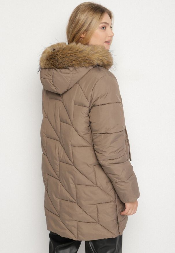 Born2be - Brązowa Pikowana Kurtka z Kapturem z Futerkiem Ruvite. Typ kołnierza: kaptur. Kolekcja: plus size. Kolor: brązowy. Materiał: futro