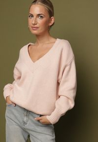 Born2be - Różowy Sweter z Kaszmirem z Dekoltem w Serek Plenae. Okazja: na co dzień. Typ kołnierza: dekolt w serek. Kolor: różowy. Materiał: kaszmir. Styl: klasyczny, casual, elegancki
