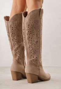 Renee - Ciemnobeżowe Ażurowe Kozaki Typu Kowbojki na Stożkowym Obcasie Antastus. Kolor: beżowy. Materiał: zamsz. Wzór: ażurowy. Obcas: na obcasie. Styl: boho. Wysokość obcasa: średni #7