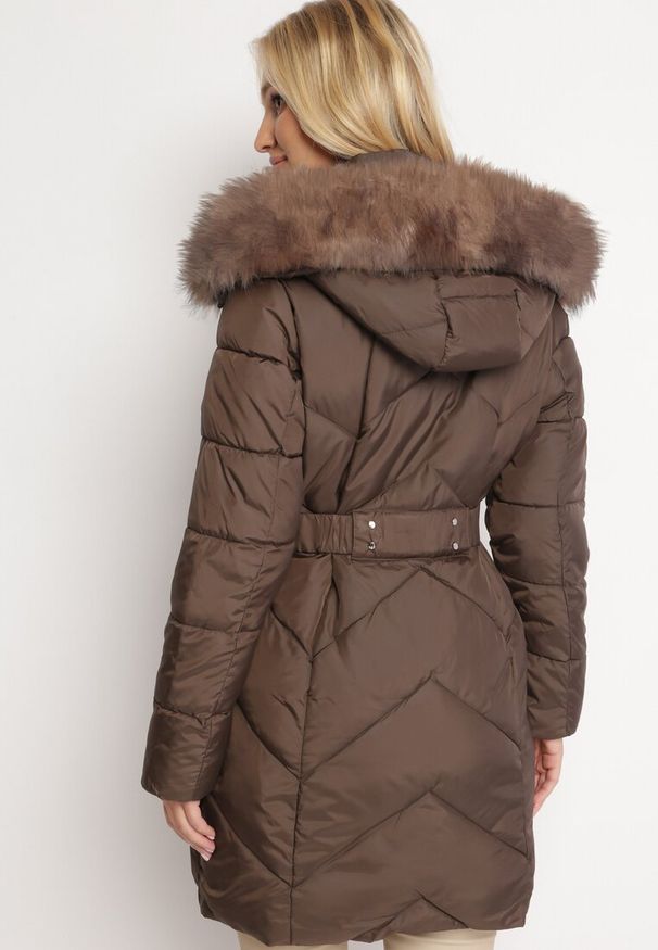 Born2be - Brązowa Pikowana Kurtka Płaszcz z Troczkiem w Talii o Wydłużonym Fasonie z Kapturem i Futerkiem Lieissas. Typ kołnierza: kaptur. Kolor: brązowy. Materiał: futro