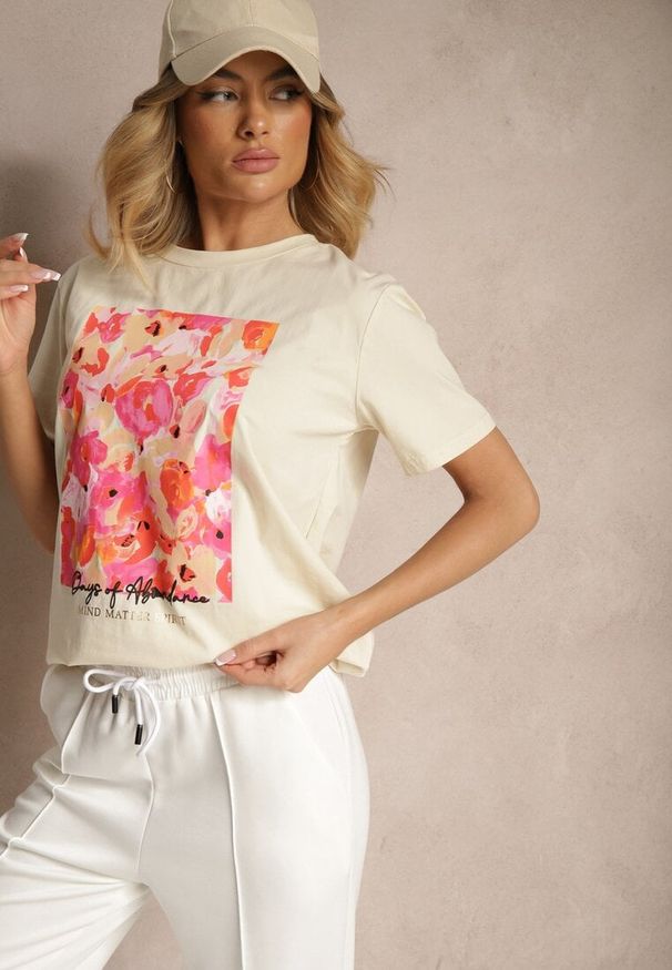 Renee - Jasnobeżowy T-shirt Ozdobione Aplikacją 3D Vleffia. Okazja: na co dzień. Kolor: beżowy. Materiał: jeans. Wzór: aplikacja. Styl: elegancki, casual
