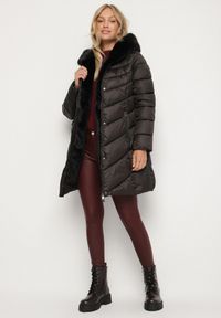 Born2be - Czarna Pikowana Kurtka z Wiązanym Paskiem i Kapturem z Futerkiem Fenama. Okazja: na spacer, na co dzień. Kolor: czarny. Materiał: futro. Styl: elegancki, casual #4