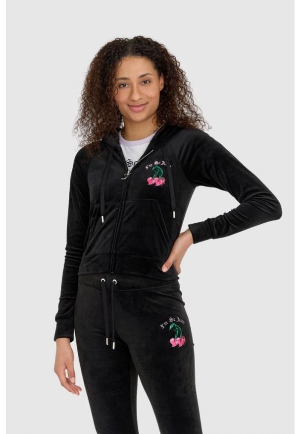 Juicy Couture - JUICY COUTURE Czarna welurowa bluza dresowa damska z haftowanymi wisienkami, Rozmiar L. Kolor: czarny. Materiał: welur, dresówka. Wzór: haft