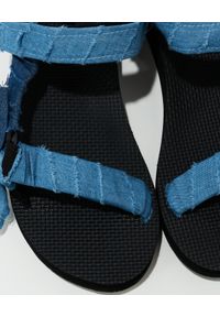 ARIZONA LOVE - Sandały Trekky z jeansowymi paskami. Zapięcie: pasek. Kolor: niebieski. Materiał: jeans. Wzór: paski. Sezon: lato. Styl: elegancki #7