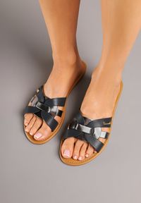 Renee - Czarne Klapki Ozdobione Metalicznym Paskiem Aravolia. Kolor: czarny. Materiał: jeans. Wzór: aplikacja. Sezon: lato