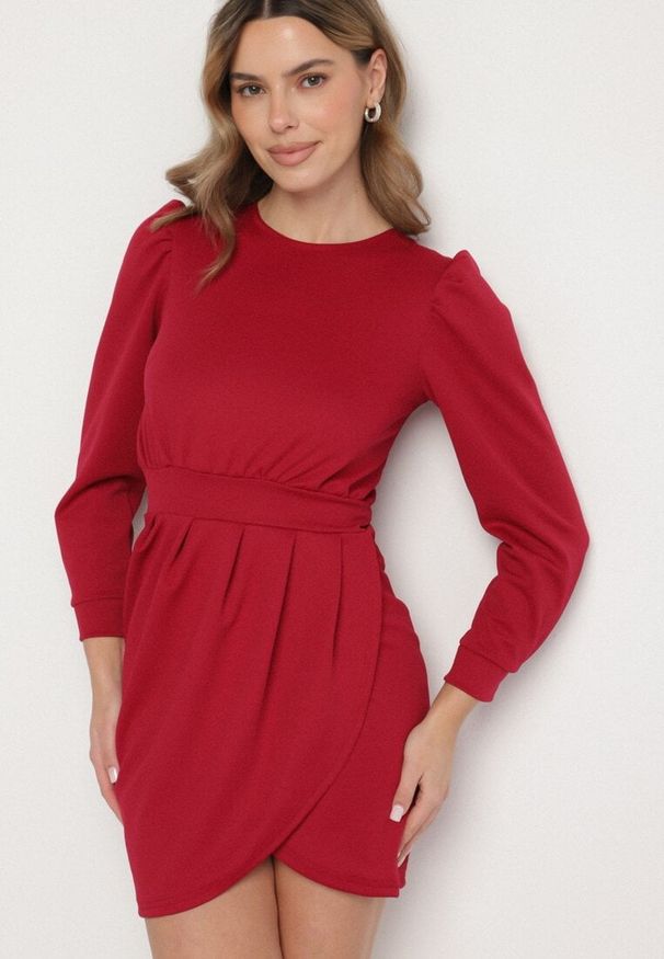 Born2be - Różowa Sukienka z Marszczeniem i Bufiastymi Rękawami Redenia. Kolor: różowy. Styl: klasyczny, elegancki