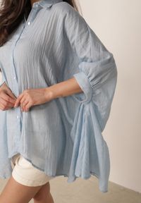 Born2be - Jasnoniebieska Zwiewna Koszula Letnia Oversize z Bawełny o Nietoperzowym Kroju Canomela. Okazja: na co dzień. Kolor: niebieski. Materiał: bawełna. Wzór: gładki. Sezon: lato. Styl: elegancki, casual #5