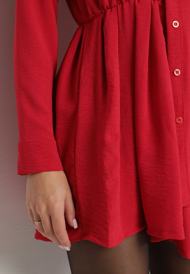 Born2be - Czerwona Asymetryczna Sukienka o Koszulowym Kroju z Gumką w Talii Elodina. Kolor: czerwony. Długość rękawa: długi rękaw. Typ sukienki: koszulowe, asymetryczne. Styl: elegancki, sportowy