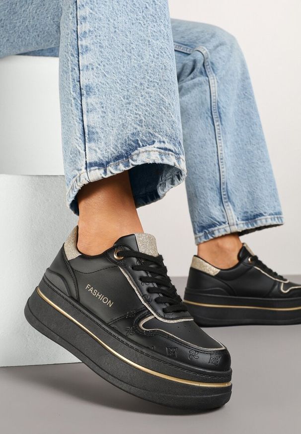 Renee - Czarne Sneakersy na Platformie Ozdobione Brokatem i Napisem Udivoria. Okazja: na co dzień. Kolor: czarny. Materiał: jeans. Wzór: napisy, aplikacja. Obcas: na platformie