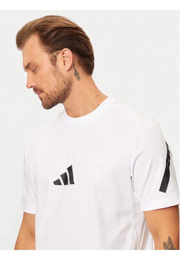 Adidas - adidas T-Shirt Z.N.E. JE3078 Biały Regular Fit. Kolor: biały. Materiał: bawełna